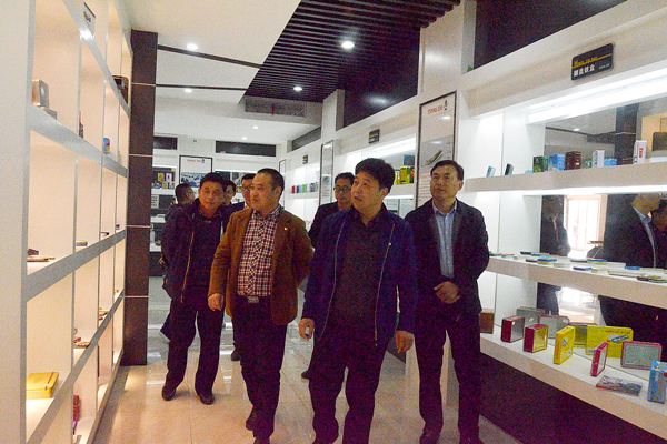政府領(lǐng)導考察參觀(guān)馬口鐵盒樣品陳列廳