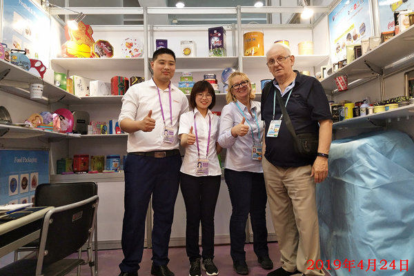 與卷煙托盤(pán)客戶(hù)在廣交會(huì )現場(chǎng)合影